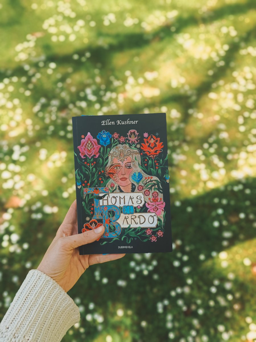 DuermevelaEd's tweet image. 🦋&quot;El país de los elfos, Elfame, mi mundo de las hadas... se aferra a lo que tiene. No te confundas, te desea igual que tú lo has deseado. Sírvele bien, y te liberaré tras siete años&quot;.

✨Último día ✨de PREVENTA de &apos;Thomas el Bardo&apos; de Ellen Kushner

🩶Ilustraciones Maria Matos