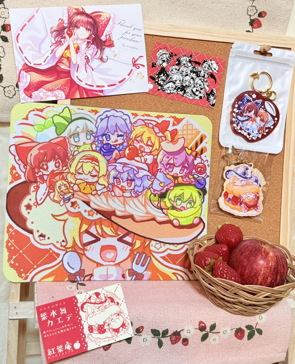 #例大祭22 #博麗神社例大祭22 #例大祭お品書き 
グッズなどのサンプルになります！！！🍏

全部可愛く作ってくださいました😭😭
ぜひお迎えください〜〜！！🫶
新名刺もりんごらしくしました！🍎のでぜひ持ってってくださいね〜🎀