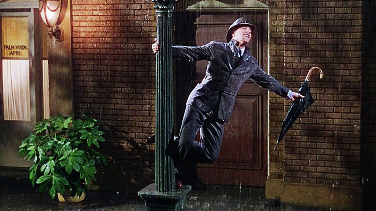 Dies de pluja. I demà (20.15) projectem "Singin' in the rain", el gran clàssic del musical americà amb el que celebrem la restauració del projector de 35mm. Una festa per tots els amants del cinema per disfrutar-la en pantalla gran. Us hi esperem!