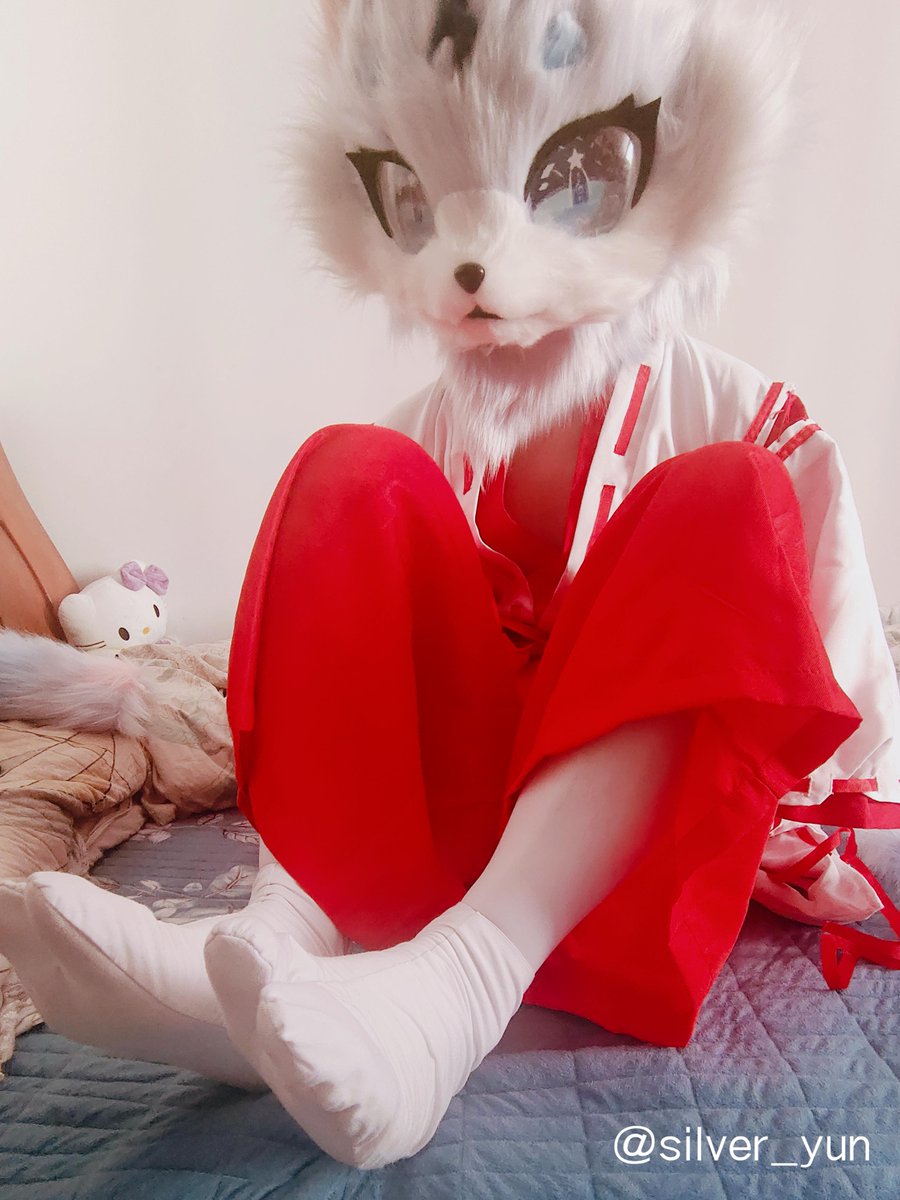 Sliver_yun's tweet photo. 小狐狸巫女来咯☺️
#furry #巫女服 #足袋 https://t.co/QTN2ZVFXf6