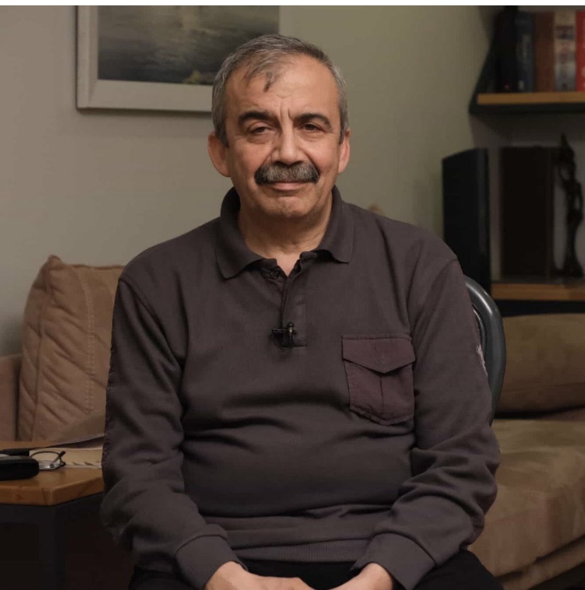 Rahmetin bol olsun Barış elçisi güzel insan..
Tüm sevenlerine başsağlığı ve sabırlar diliyorum ..