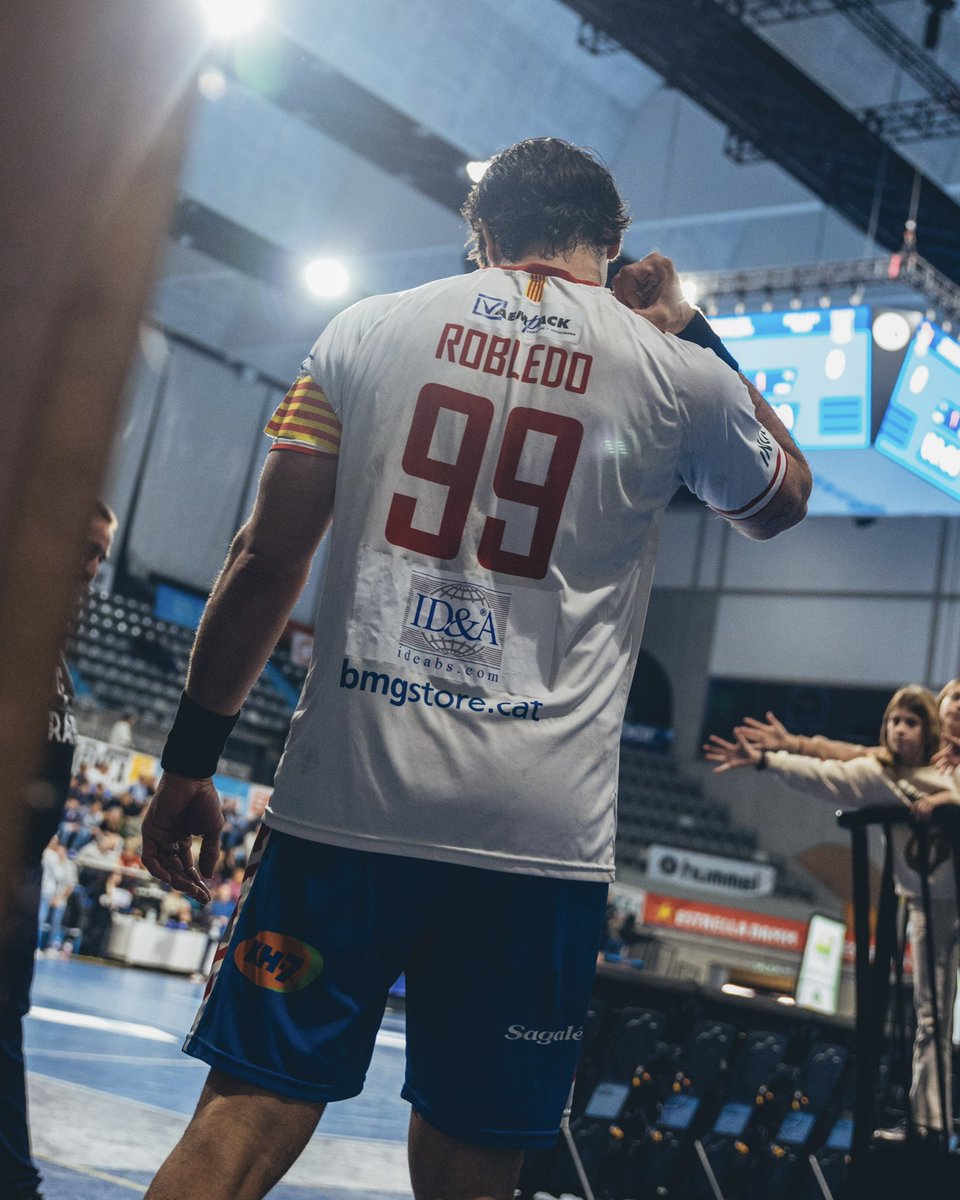 Con las gargantas preparadas para animar, los aplausos para alentar y los abrazos para celebrar o consolar🫂

#FelizDíaDeLaMadre a las que siempre están en la grada, apoyando desde la base hasta la élite <a href="/ASOBAL/">ASOBAL</a>✨

Precioso homenaje de <a href="/A9Garcia/">Antonio García</a> con el apellido materno en su