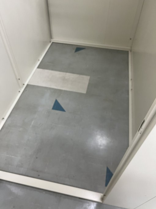 この界隈の皆様にお尋ねです。知り合いが制服保管用のレンタルスペースを確保しました。二畳の空間にお勧めの棚、ハンガーラック、、などあれば教えていただけませんか？？（やはり業務用が必要？？）