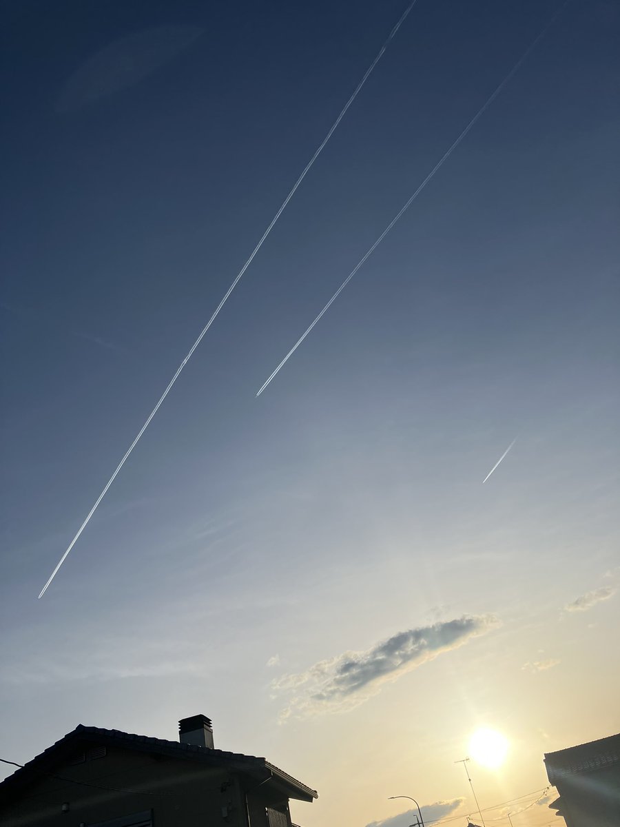 空を見上げたら、
3機同時に飛行機が✈️

なんだか得した気分！