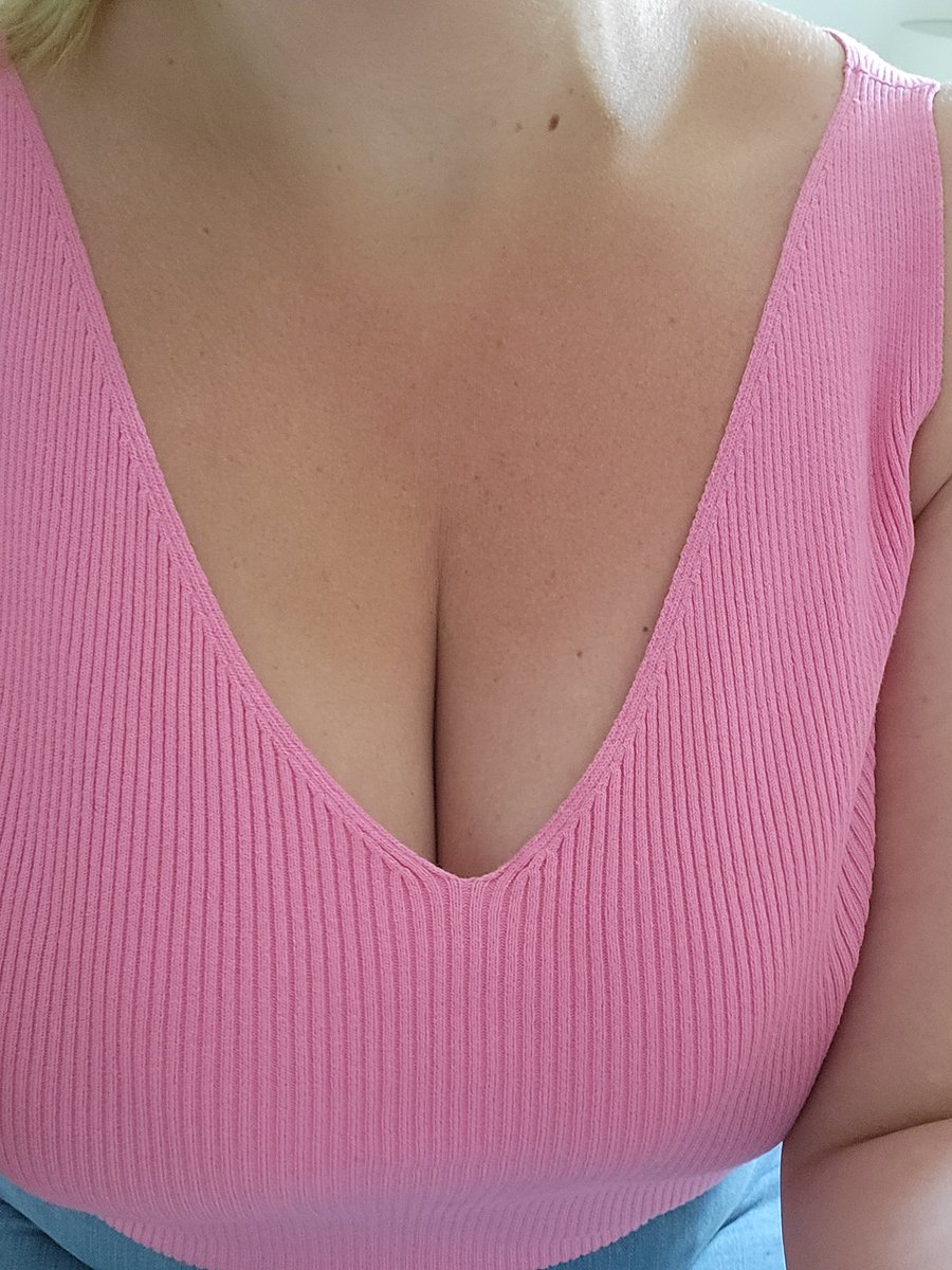getyourtitsout9's tweet photo. Bank holiday weekend 😘
#BankHoliday 
#sundayvibes 
#OFgirl https://t.co/LMiKYYpphu