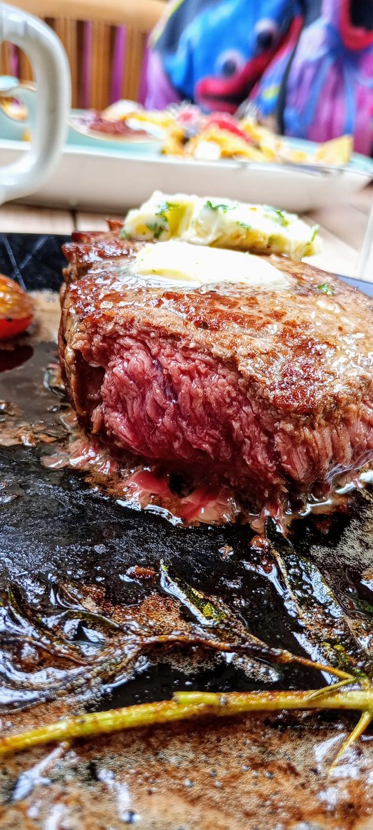 Not gonna lie. This was the best steak I ever had in my whole life. I ordered rare and finally got rare.
I'm now filled with 459g of meat.
#steak #rare #foodporn