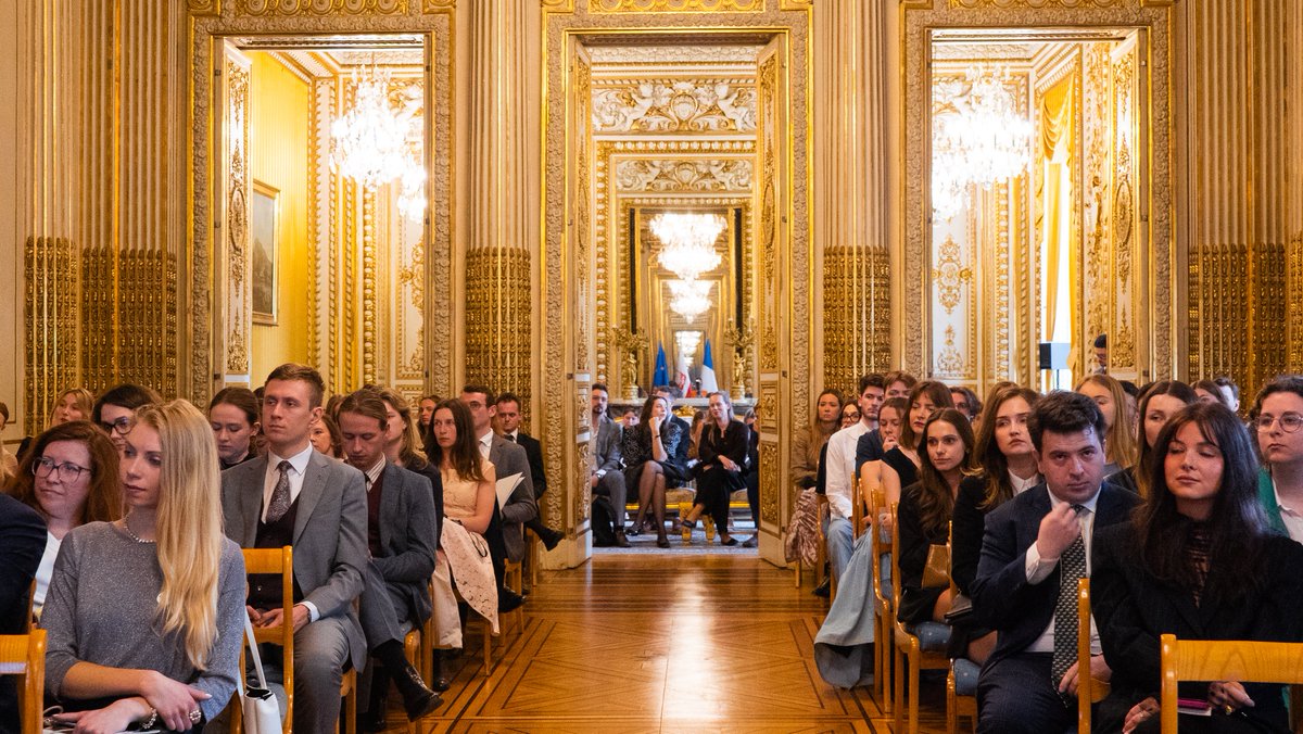PLenFrance's tweet photo. Lors du #ParisPolishForum 2025, organisé le week-end dernier à @PLenFrance et à @sciencespo par l'association #ASPOL, l'Amb. J. E. Rościszewski a présenté des aspects de la diplomatie publique et a parlé du futur traité 🇫🇷🇵🇱 et de l'installation à Paris de la statue Poniatowski. https://t.co/S3h4Dfc0Fq