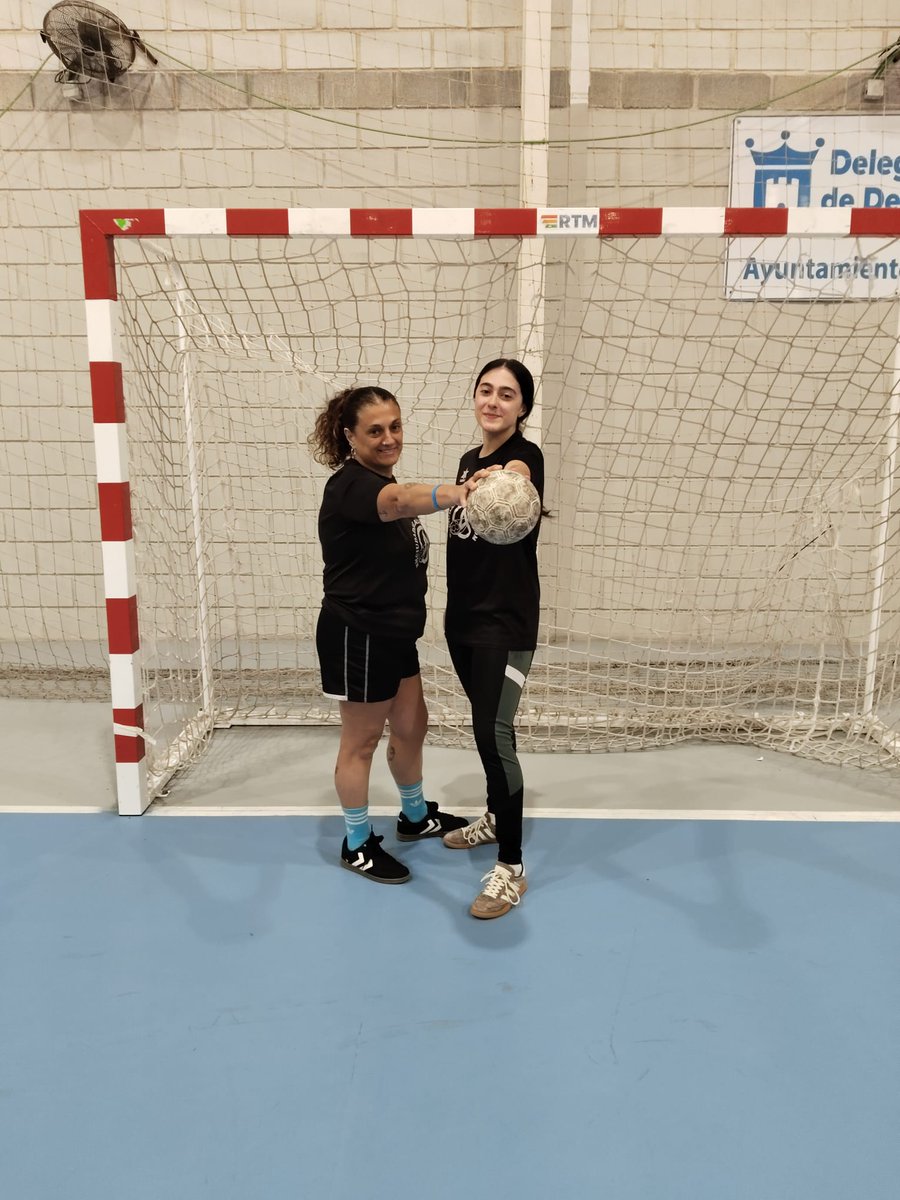 📸 Nos vamos hasta <a href="/FABM_CADIZ/">Cádiz Balonmano FABM</a> para traeros la foto de Paqui Foncubierta y su hija Patricia 🙌

🤾‍♀️ Fundadora y jugadora del equipo femenino de veteranas de <a href="/bmciudaddealgec/">BM Ciudad de Algeciras</a>, <a href="/buddyfon11/">Francisca Foncubierta</a> lleva ligada al balonmano toda su vida como jugadora y entrenadora de escuelas y equipos base