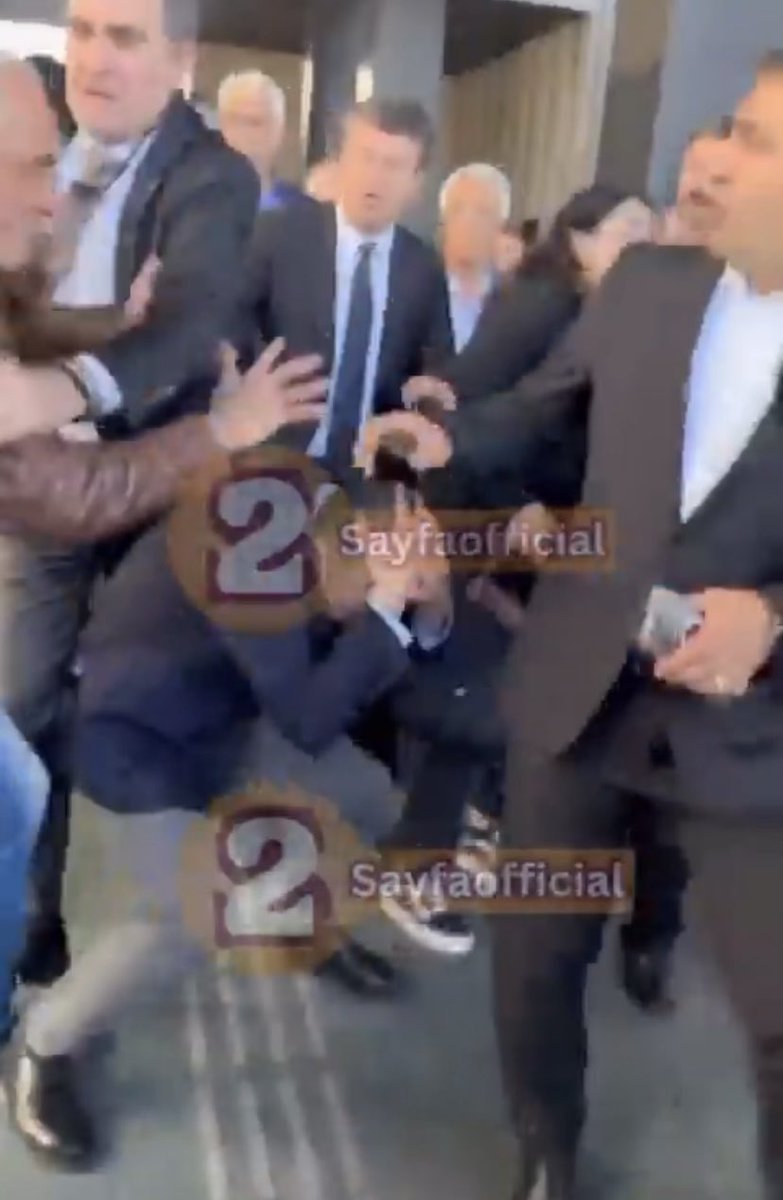 Daha ne olmasını bekliyorsunuz ! Yalnızca çorba içerken değil yürürken de kameralar bantlanmalı artık ! Özgür Özel bu görüntüyü hak etmiyor !