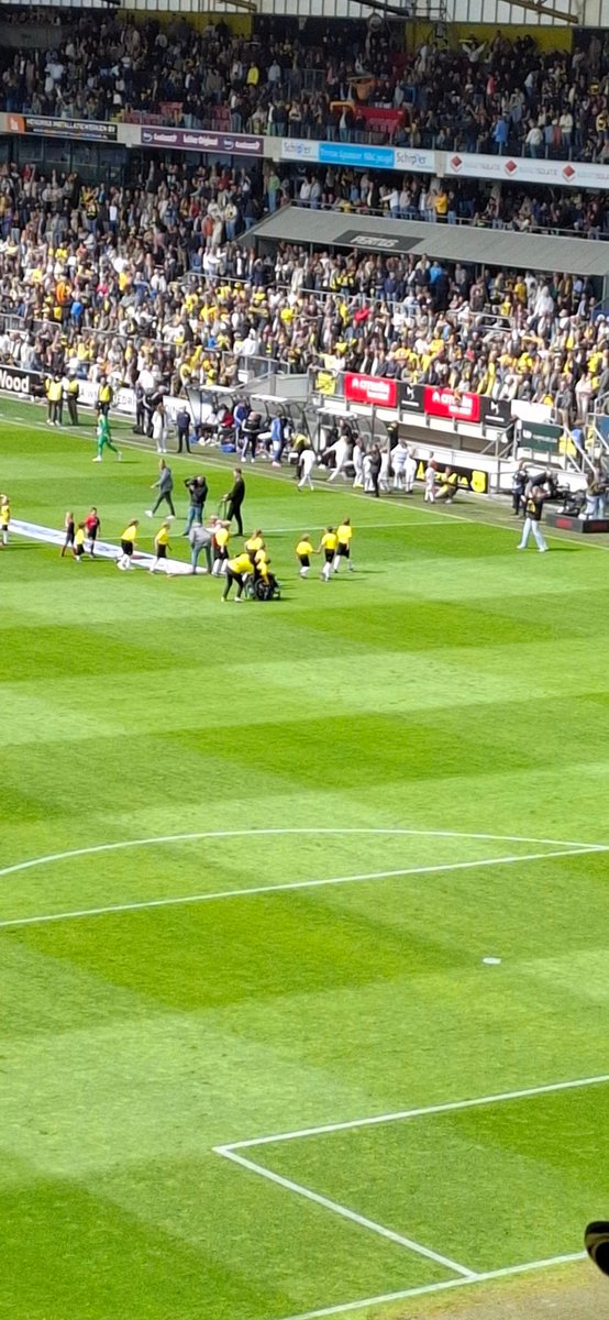 BaJoDiToCo's tweet photo. Het is niet duidelijk te zien maar geweldig dat er iemand in een rolstoel in de line-up mee kan!!
#Ontroering
#NACPraat
💛🖤
#GehandicaptKind
#ZieOns https://t.co/mAAK0lVXiO