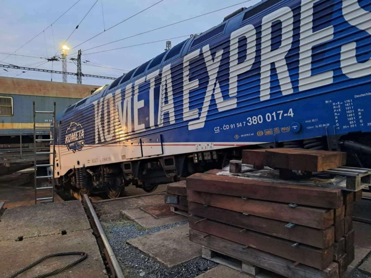 Tomu říkam oslava titulu! Byla by to prkotina, kdyby zrovna 380ky neměly namále...
<a href="/hospodarky/">Hospodářské noviny</a> <a href="/HCKometa/">HC Kometa Brno</a> 
byznys.hn.cz/c1-67724330-os…