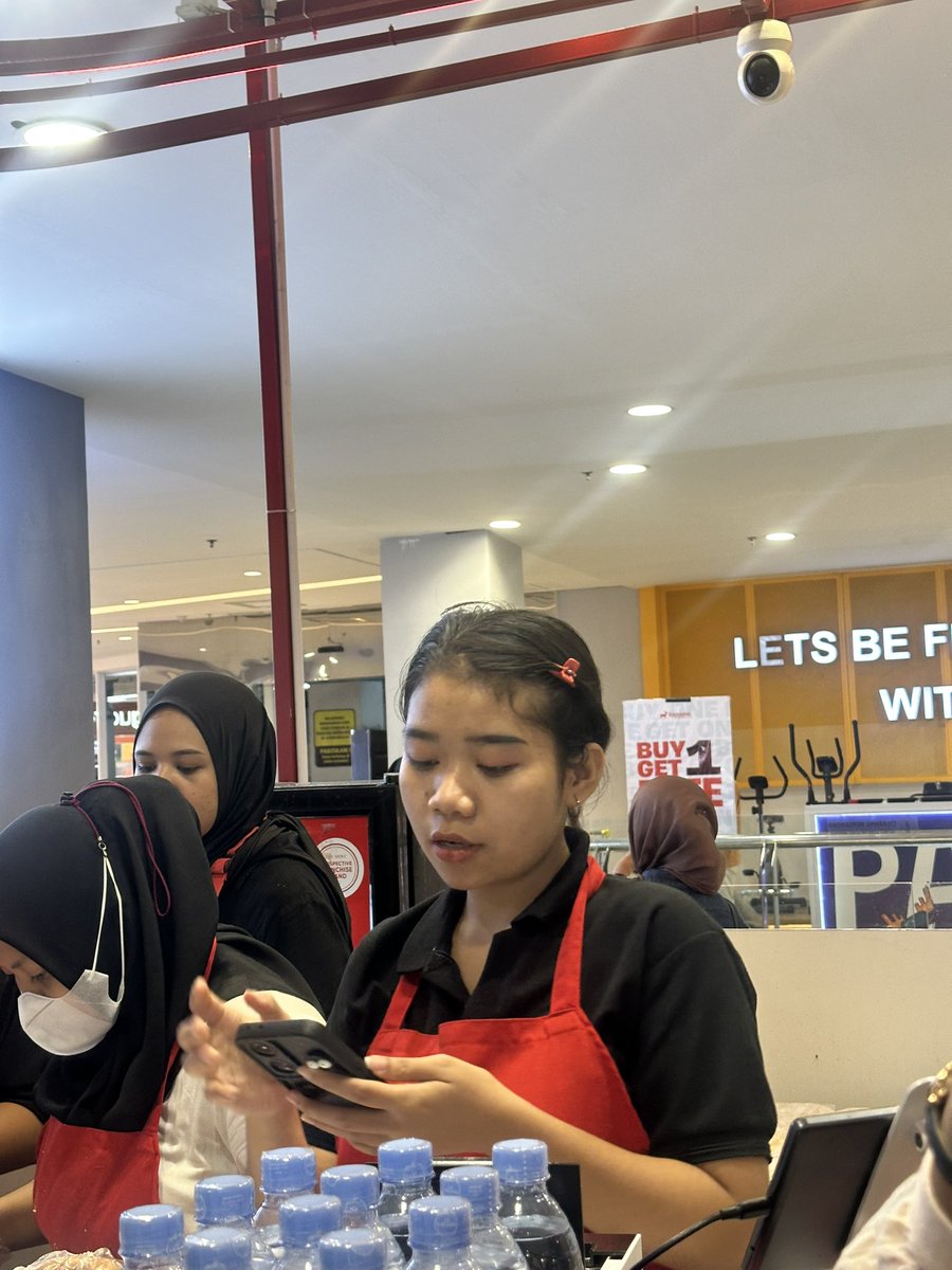 nilammot's tweet photo. chikuro Pakuwon Yogya gajelas banget setan. antrian udh dibedakan yg b1g1 sama reguler, b1g1 udah abis seharusnya antrian ke reguler dong. malah ttep diutamakan jalur b1g1 tanpa voucher. lah anying, tau gtu juga gw tdi antri di b1g1 loh setan. ngapain antri di reguler kalo gini! https://t.co/KKcE48SmUo