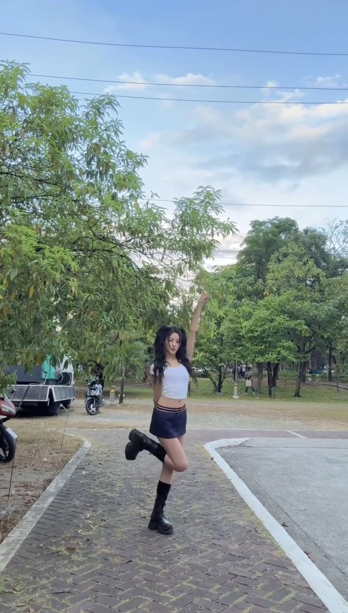 wonhaneulk's tweet photo. ✿ 𝓟𝓵𝓪𝔂𝓯𝓾𝓵 𝓖𝓲𝓻𝓵, 𝓒𝓾𝓽𝓮 &amp; 𝓒𝓸𝓸𝓵 ˚₊·
하늘처럼 맑은 :: a look that's breezy &amp; carefree 
반짝이는 ⟡ navy skirt + chunky boots — 귀엽고 당당한 느낌이야 .｡✧ https://t.co/6gSflAlX7A