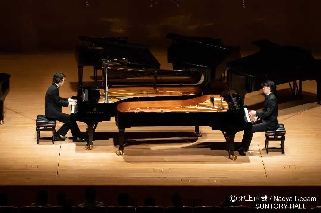 Joyfularts1's tweet photo. サントリーホールにて開催中の「こども音楽フェスティバル2025」では、会場のLEDビジョンやYouTubeで配信が行われていますが、明日14:15～14:45の枠内で３年前の同音楽祭にて福間洸太朗が角野隼斗さんと共演した『ラプソディー・イン・ブルー』の演奏も配信される予定です。
https://t.co/p6LlSXlU43 https://t.co/79yMzIsvIF