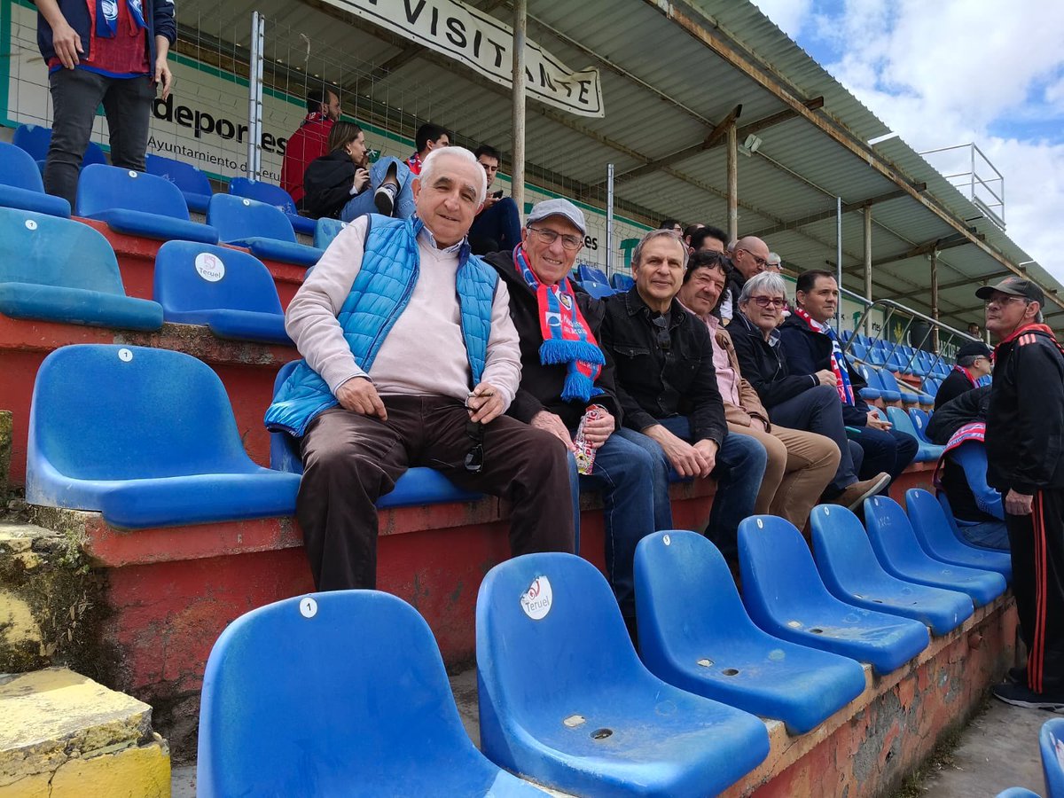 Los fieles aficionad@s rojill@s nunca fallan, y ahí  están, en Teruel para animar al  equipo y ayudar a conseguir la victoria💪💪💪

Honor a los desplazad@s Sois 🔝10 👏👏👏👏

#TeruelCalahorra
#ciudadrojilla