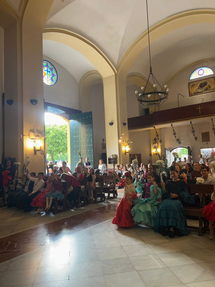 En la jornada de ayer, los más pequeños del barrio, junto a nuestro Grupo Joven, llevaron a cabo la tradicional ofrenda de claveles blancos a San José Obrero. Estas flores ya adornan su paso, preparándolo para su salida en la tarde de hoy.