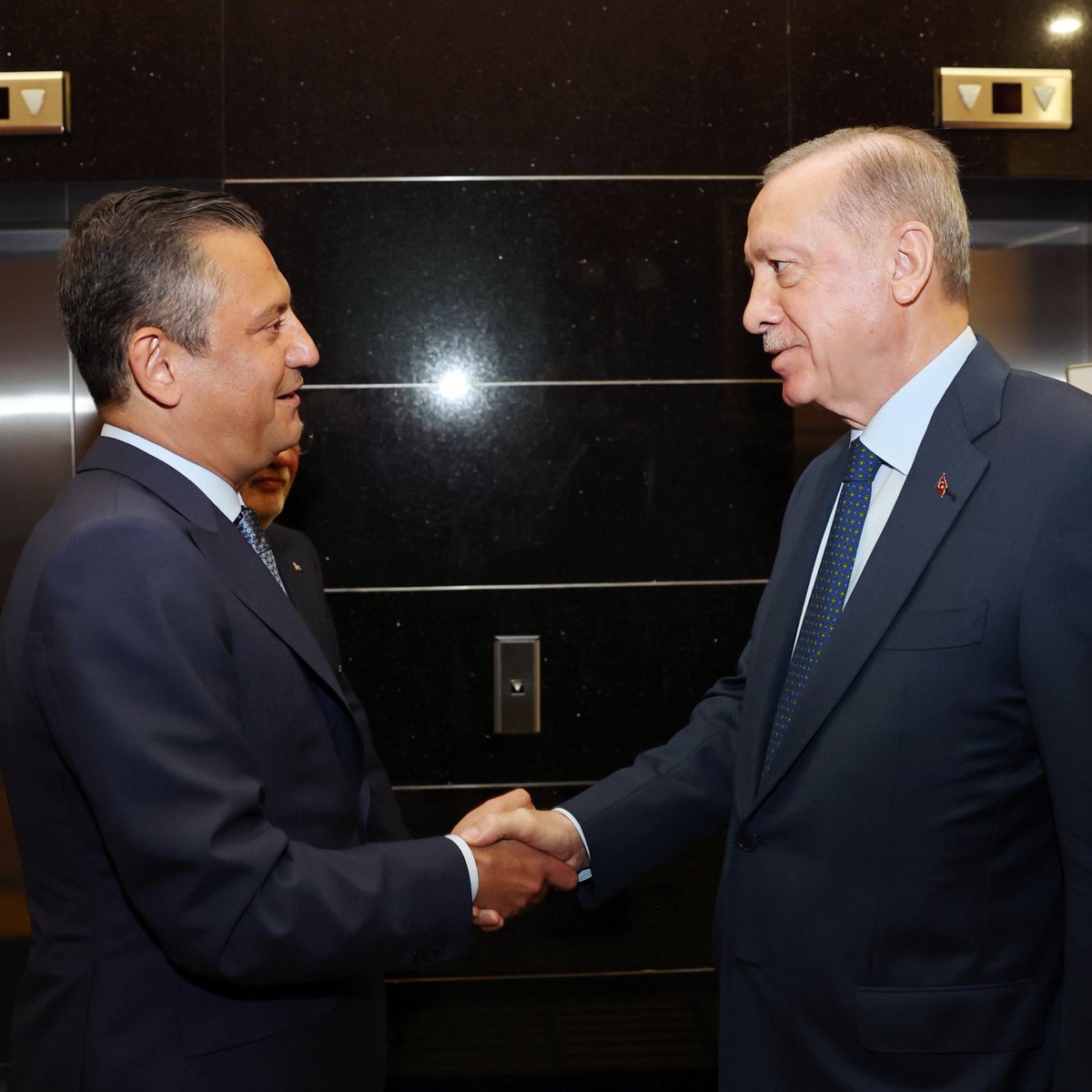 #SONDAKİKA | Cumhurbaşkanı Erdoğan, CHP Genel Başkanı Özgür Özel’i telefonla arayarak geçmiş olsun dileklerini iletti.