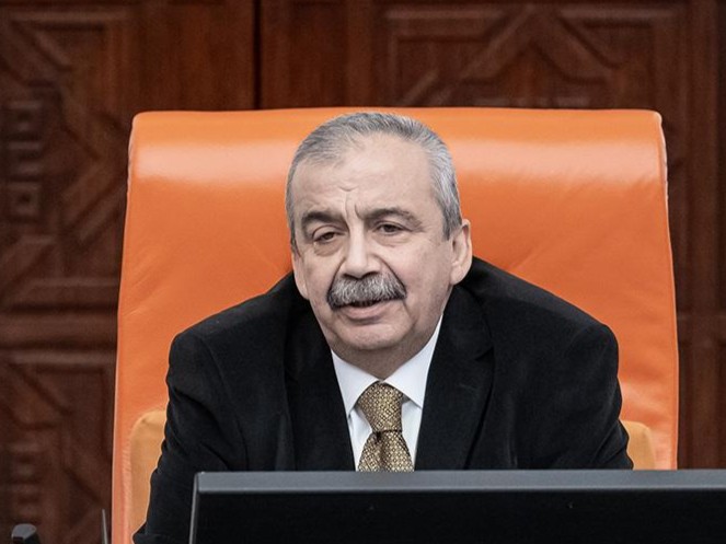 BehcetAtila_'s tweet photo. Ölümü herkesi üzdü..

- "Bana kimin hakkı geçmişse helal olsun. Ben helallik konusunda çok zayıf bir insanım. Söyleyen hiç kimseye haram olsun demedim." 
Sırrı Süreyya Önder

- “Barışın postacısı da olurum. Uğruna canımı da veririm”
Sırrı Süreyya Önder

Barış ve kardeşliğin tahkimi için özellikle son zamanlarda yoğun mesai harcayan; yapıcı üslubu, insani/müsbet diyalogları ve espirili dili ile siyasette kattığı pozitif enerji ile farklı görüşteki insanların takdirini toplayan Sırrı Süreyya Önder'in hastalığı her kesimi birleştirmişti, ölümü de herkesi üzdü. 
Barış elçisi Sırrı Süreyya Önder'in ailesine ve yakınlarına taziyelerimizi bildirir ve gerçekten barış, huzur için çabalanan herkesin başı sağolsun diyoruz.
..............................................

Not: Sırrı Süreyya Önder ile çok farklı düşüncelere ve dünya görüşlerine sahip olduğumuz herkesçe malumdur, toplum bunu biliyor. Toplum tam bilmese de Allah biliyor. Ama Sırrı Süreyya Önder'in bu ülkenin, bu toplumun, bu halkın huzuru, barışı için çabalamasını, insani değerleri ağır basmasını (bu yönünü) takdir etmek onun ideolojisine ve dünya görüşlerine katılmak anlamına gelmiyor. Kendisiyle farklı görüşlere/düşüncelere sahip olmamız bu hakikati dile getirmemize mani olmamalı. İnancımız ve vicdanımız doğruları takdir etmeyi, yanlışlarla mücadeleyi gerektiriyor. Yaşayan birinin doğrularını takdir ederiz, yanlışları ile mücadele ederiz. Eğer ölmüş biri ise doğrularını takdir ederiz, yanlışlarının da hesabını Allah'a vereceğine inanırız. 
Bizim zaviyeden bu kaide herkes için geçerlidir.