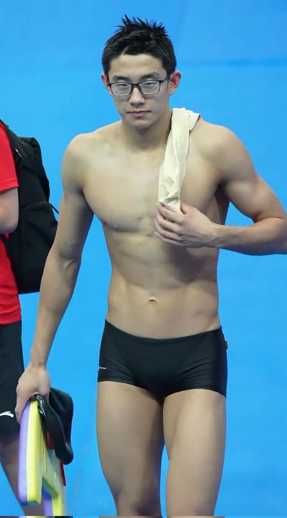 sg_guyswatching's tweet photo. A geeky but toned prime swimmer athlete has all the qualities of man deserving to get worshipped by getting every muscle of his body sniffed, licked abd sucked. Get him hard to release the beast. Delicious! https://t.co/z2Q4ZHYlsV