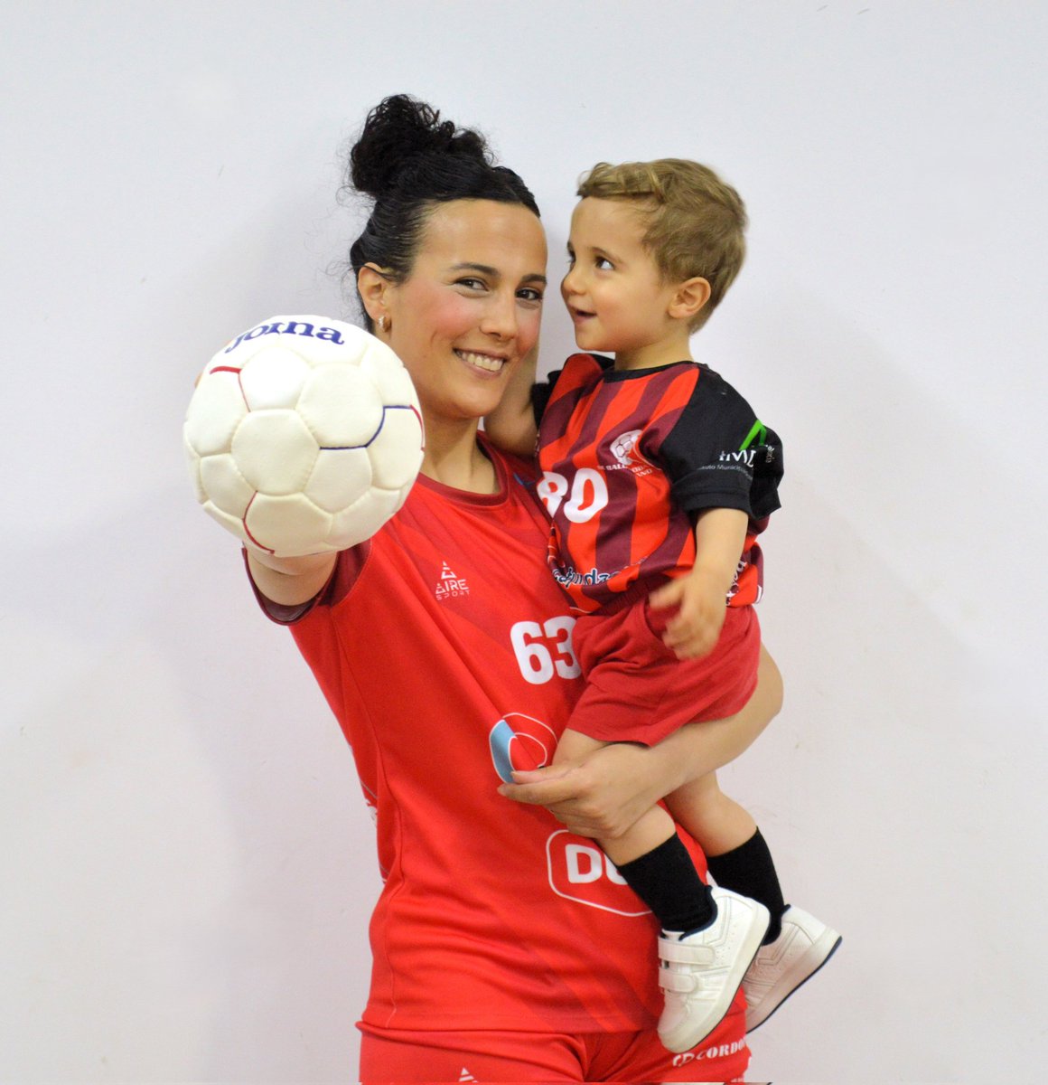 📸 ¡Admiración pura por mamá! 🥰

Con <a href="/Fabm_Cordoba/">Fabm_Cordoba</a> compartimos una foto que nos derrite el corazón ♥️ con <a href="/aroamontoro3/">Aroa Montoro</a> y su hijo Manuel, que ya sabemos que es su fan número ☝️😍

🤝 Aroa compagina la maternidad con el deporte de alto nivel como jugadora de #DHPlataFem en