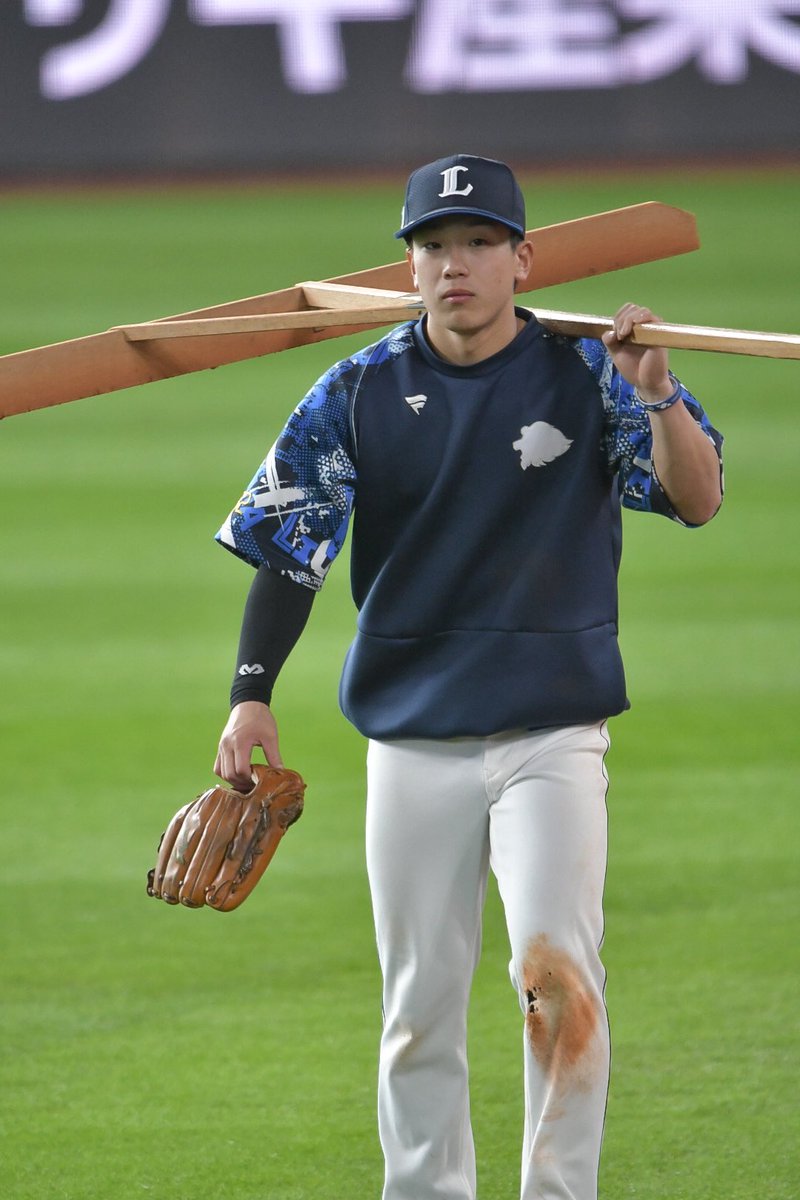 選手が全員下がった後もコーチに混じってトンボ掛け🙌
野球の神様はこういうところ見逃さないよな〜と思いながら拝見していました

250504 #seibulions #滝澤夏央