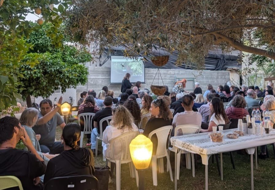 מתוך דבריה של רחל, אמה של שחר דבורה טרואן מתיאס, בערב ׳מנציחים ביחד׳ שהתקיים בעומר:

“אני ואילן הורים שכולים למשפחה שכולה, לחמישה אחים שכולים ולנכדים שכולים ולנינים שכולים. אינני מדברת בשמם. 

מאז שהחלטנו להשתתף ביוזמה של ״קומו״ —לספר – אני שואלת את עצמי מה המטרה ומה אוכל לשתף.