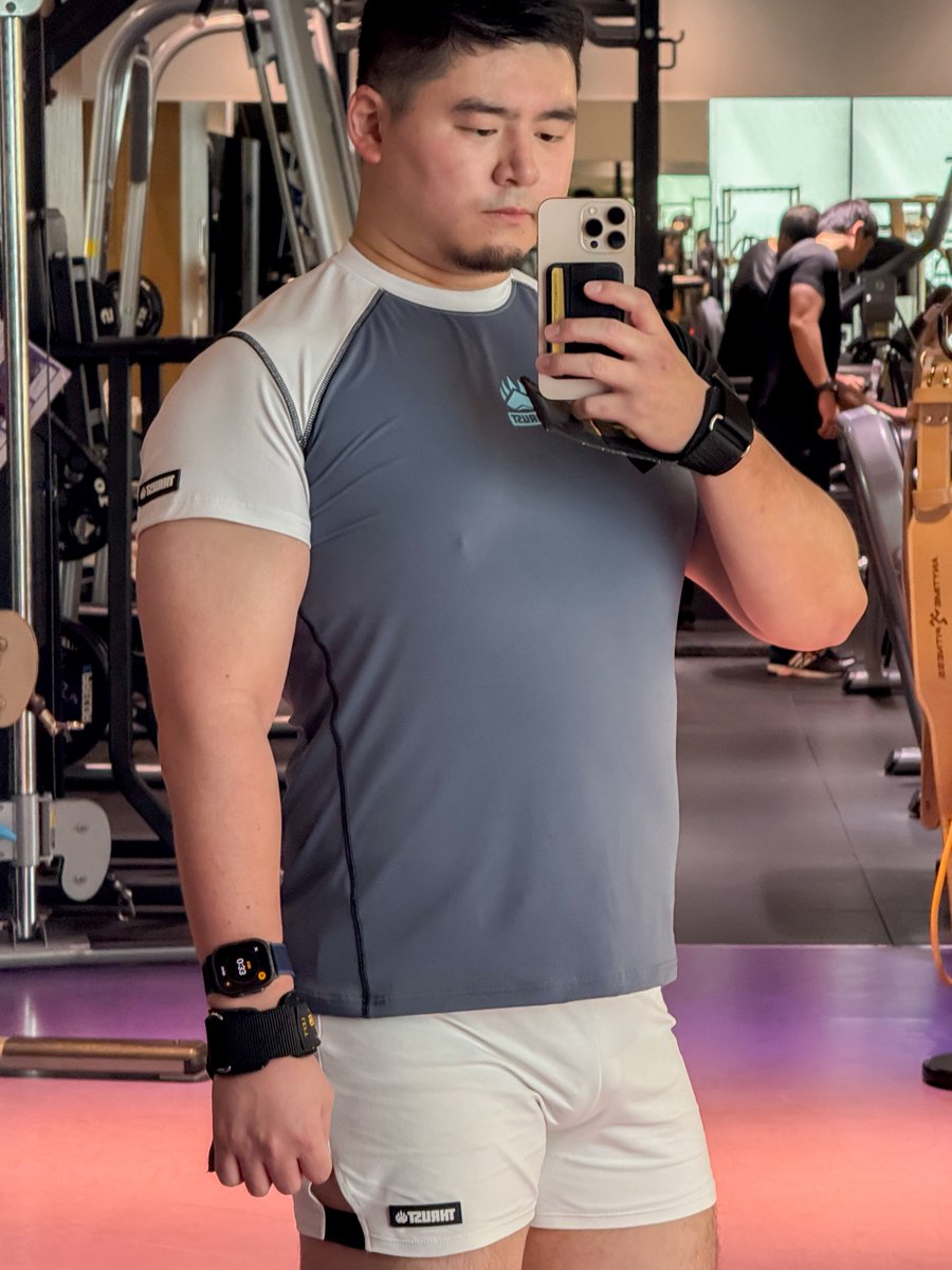 ［AD］
THRUSTの新商品です！
「シルキーソフトコンプレッションTシャツ」という身体にしっかりフィットするウェアです
カラーはWolf、サイズはXLを着てみました！

ハイストレッチジムショーツ2と合わせてもマッチしてていい感じです🤤

ぜひ👇🏻の公式アカウントから確認してみてください☺️