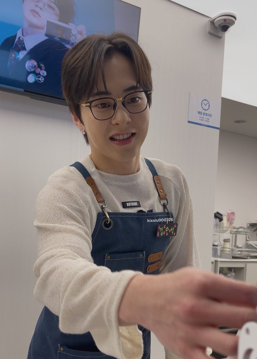 plyxeol's tweet photo. xiurista's nametag... the ㄴ in 김민석 (kim minseok) even looks like an L so it's literally 🩷 EXO-L XM 🩷 i'm crying https://t.co/tnILaWit04