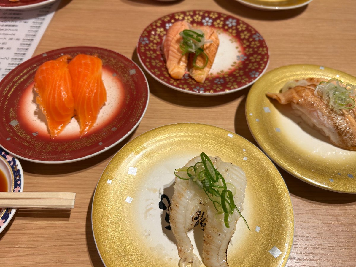 やっぱりネタが肉厚なSUSHIは美味しいな
コロッケや唐揚げも食べ歩いたからもうお腹いっぱいでパンパンだ…！