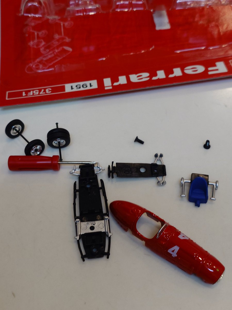 yasuoSu70339660's tweet photo. 夕食後の、Ferrari
1951 375F1
これは、速攻で完成するはずも無く
1箇所、穴を削る作業追加アリ。
完成後の雰囲気良いです👍
#DyDo
#KYOSHO
#Ferrari
#375F1 https://t.co/Bh8BiRailo