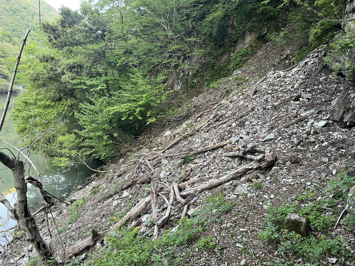 teppeikatori's tweet image. そう言われたら行きたくなるよね、土砂崩れ、渓流ジャンプで岐阜県指定史跡加藤歩簫文字書岩に到着。野沢凡兆(芭蕉の弟子)がここで一句読んだらしい