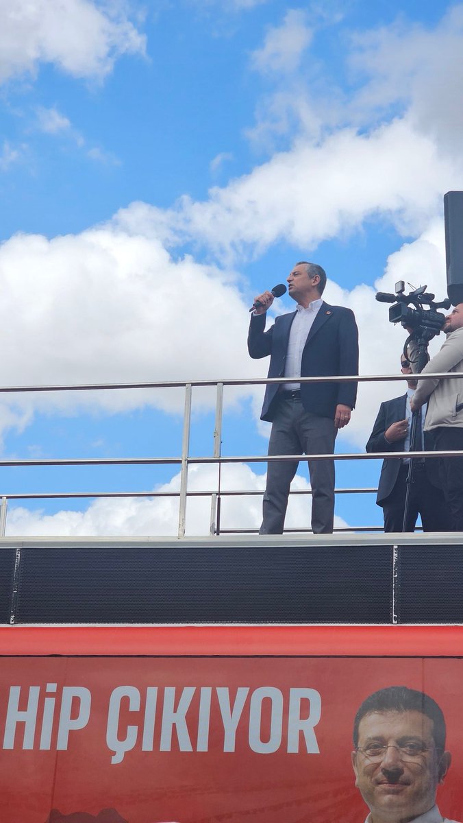 Genel Başkanımız Sn. Özgür Özel’e yapılan alçak saldırıyı kınıyorum.

Bu saldırı; demokrasi, adalet ve hukukun üstünlüğüne sonuna kadar inanan ve sahip çıkanlara yapılmıştır.

Genel Başkanımıza geçmiş olsun dileklerimi iletiyor, saldırganın hukuk önünde hesap vermesini bekliyorum