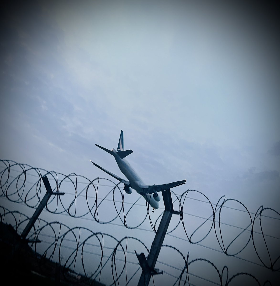 看飛機
順便拍飛機
只能躲在車子裡拍
好難～～