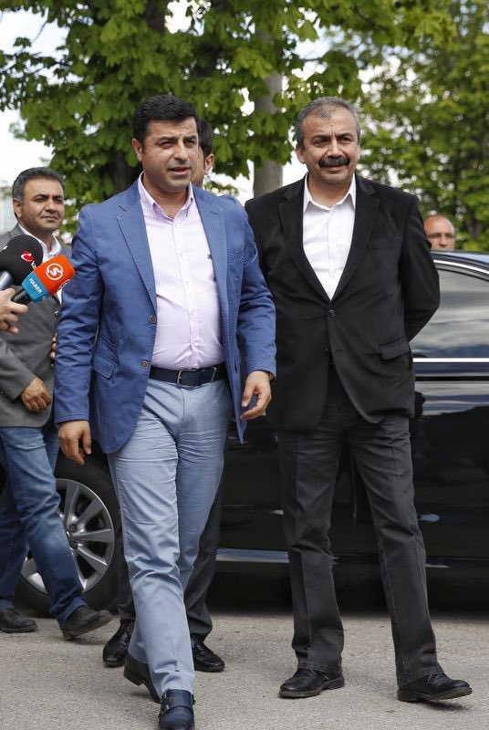 İttihatçılar Mustafa Suphi’yi boğduktan sonra eşi Maria’ya 2 buçuk yıl boyunca işkence uygulamış, tecavüz etmiş ve Rize’li çapulculara satmışlardı. 
Bu insanlık düşmanı katil ve tecavüzcülerin takipçileri kinlerini #SırrıSüreyyaÖnder’e kusuyor. 
100 yıldır utanmayı öğrenmediler!