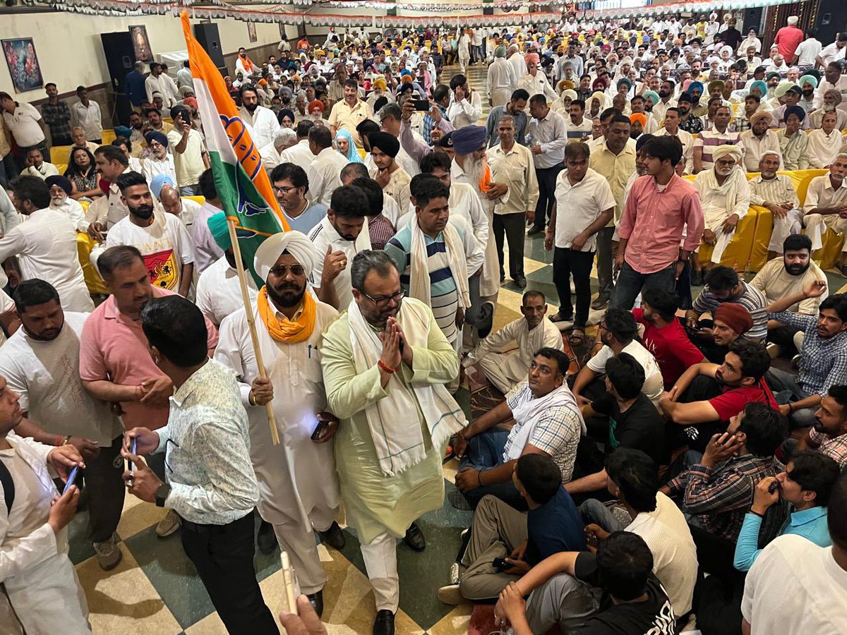 Varun Chaudhry (@varunmullana) on Twitter photo संविधान बचाओ अभियान के तहत अंबाला में आयोजित बैठक में हरियाणा प्रदेश कांग्रेस कमेटी अध्यक्ष चौ. <a href="/INCUdaiBhan/">Udai Bhan</a> जी, सीडब्ल्यूसी सदस्य सांसद श्री <a href="/DeependerSHooda/">Deepender Singh Hooda</a> जी एवं AICC सचिव श्री प्रफुल्ल जी,अंबाला शहर से विधायक चौ. <a href="/NirmalSMohra/">Nirmal Singh Mohra</a> जी, पूर्व विधायक एवं कार्यकारी अध्यक्ष श्री राम संविधान बचाओ अभियान के तहत अंबाला में आयोजित बैठक में हरियाणा प्रदेश कांग्रेस कमेटी अध्यक्ष चौ. <a href="/INCUdaiBhan/">Udai Bhan</a> जी, सीडब्ल्यूसी सदस्य सांसद श्री <a href="/DeependerSHooda/">Deepender Singh Hooda</a> जी एवं AICC सचिव श्री प्रफुल्ल जी,अंबाला शहर से विधायक चौ. <a href="/NirmalSMohra/">Nirmal Singh Mohra</a> जी, पूर्व विधायक एवं कार्यकारी अध्यक्ष श्री राम