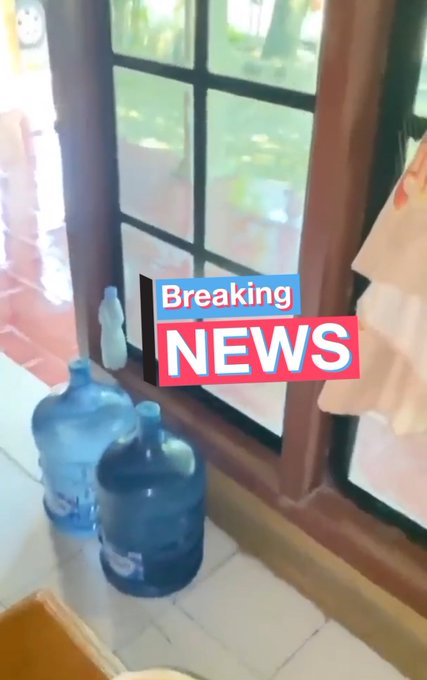 Galon saksi bisu dua sejoli di meja tamu...
