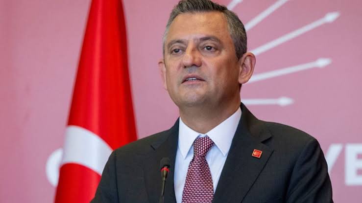 Genel Başkanımız Özgür Özel’e yapılan alçakca saldırıyı şiddetle kınıyor,geçmiş olsun dileklerimi iletiyorum.