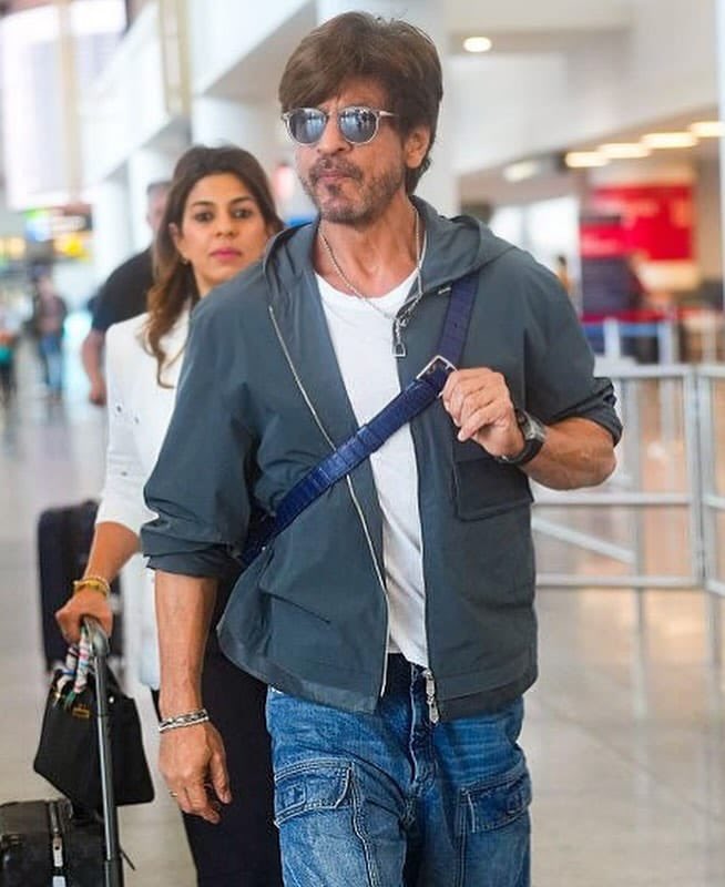 SRKCHENNAIFC's tweet photo. Pics: King 👑 Khan arrived for Met Gala, spotted at the NYC airport yesterday. 

#ShahRukhKhan @iamsrk https://t.co/vZX5Lpw34s