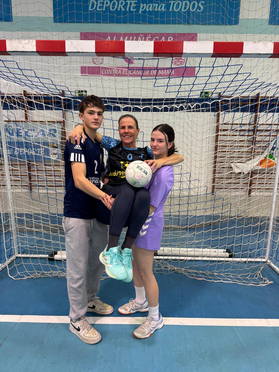 📸 Pasamos a <a href="/fabm_granada/">fabm_granada</a> para traeros a otra mamá 🔝 del #BalonmanoAndaluz 🫶

🤾‍♀️ Jugadora del equipo femenino de <a href="/BMGRVeteranos/">Balonmano Granada Veteranos</a>, a Ceci Castillo la llevan en volandas sus hijos Jaime y Paula, jugadores de <a href="/CPAgustinos/">C.P. Agustinos</a> y <a href="/DeportesUGR/">C.A.D. UGR</a>, respectivamente. Además, tiene otro hijo