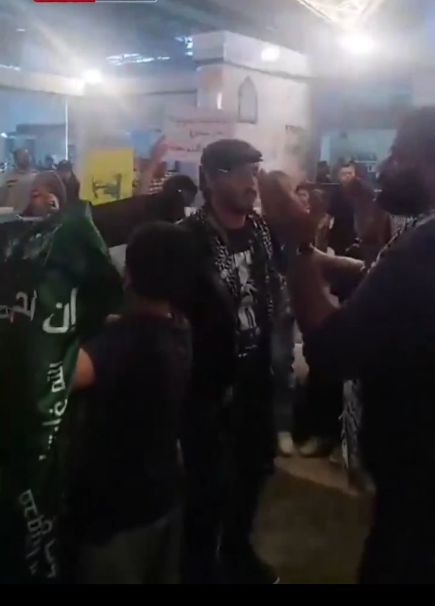 شعارات كاذبه في معرض الكتاب في تونس لأشخاص مستأجرين تمولهم جهات معروفة لهدف واحد فقط هو :      
لماذا السعودية تمد يدها للشعب التونسي الشقيق ببناء 1568 وحده سكنية سلمت لهم قبل رمضان وقبل ايام زراعة 50 قوقعه لاطفال تونسيين من فريق طبي سعودي تابع لمركز الملك سلمان للإغاثة ،
هذا