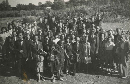 Vandaag leggen we een krans en herdenken we onze collega’s die omkwamen tijdens de WOII.

Een van hen is Joop Kolkman, die in Perpignan (FR) tussen 1940 en 1942 talloze Nederlandse vluchtelingen via Frankrijk naar Spanje hielp ontsnappen. 

Lees meer: rijksoverheid.nl/ministeries/mi…