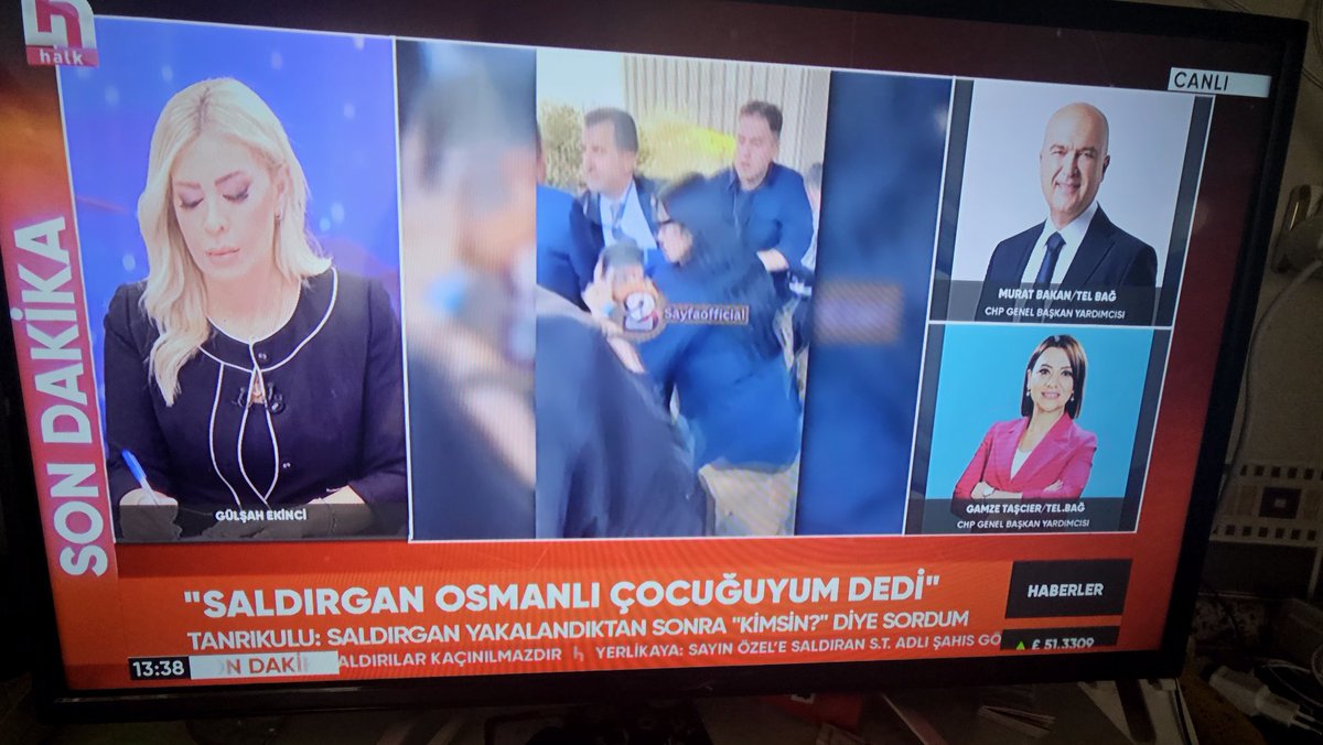 #sondakika 
CHP Lideri Özgür Özel'e yapılan saldırı Net Provokasyonken Halk Tv'nin Yazdığı KJ Provokasyon Değil mi? Hangi ara saldırganın "Osmanlı Çocuğuyum" dediğini duydunuz da Yazdınız? 

Korumalar Özgür Özel Sırrı Süreyya Önder Tokat Yumruk #saldırı Cenaze <a href="/halktvcomtr/">Halk TV</a>