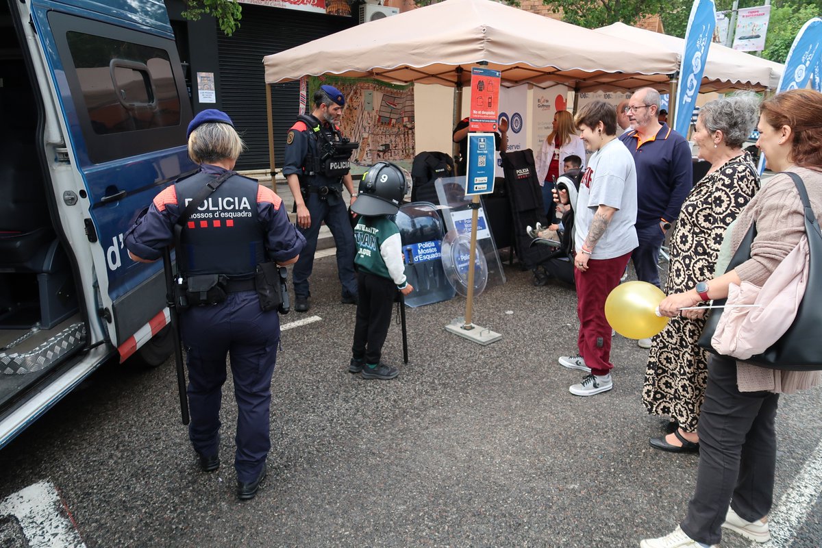 Activitats infantils a la <a href="/FiraEsparrecs/">Fira d'Espàrrecs de Gavà</a> de #Gavà i espai dedicat al reciclatge amb PRESEC. Els menuts han pogut gaudir dels tallers dels "Petits Pagesos" i atansar-se a les forces de seguretat  elbruguersdigital.cat/activitats-inf…