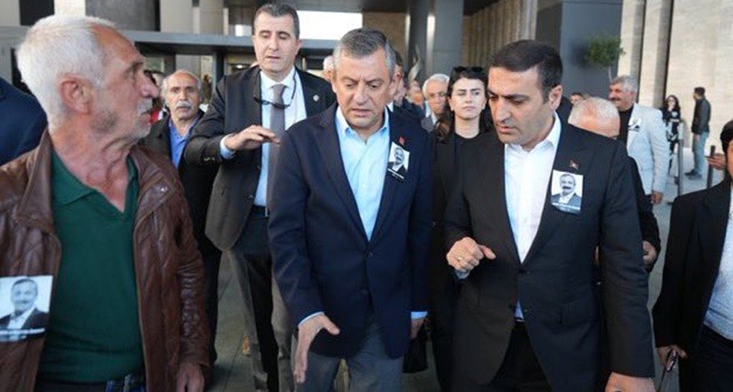 Gazeteci Çiğdem Toker:

Saldırganı derdest etmekten daha önemlisi,  çocuklarını öldürmüş bu adamı bir "suçlu profili" olarak kimlerin kullandığının ortaya çıkarılmasıdır.