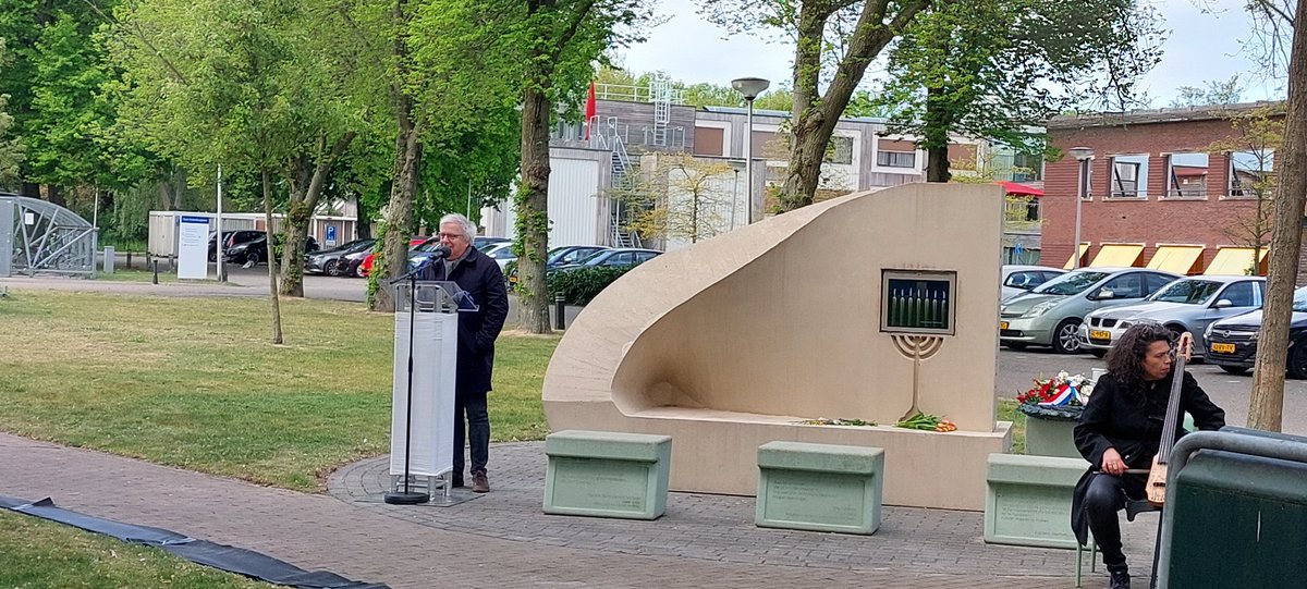 Bij Parnassia in Den Haag was vanmorgen de herdenking van de ca. 250 Joodse patiënten en Joodse onderduikers die in WO2 in de Ramaerkliniek en de kliniek Bloemendaal verbleven, gedeporteerd werden en in de vernietigingskampen zijn vermoord.
Bert Dreese sprak namens @joodserfgoed