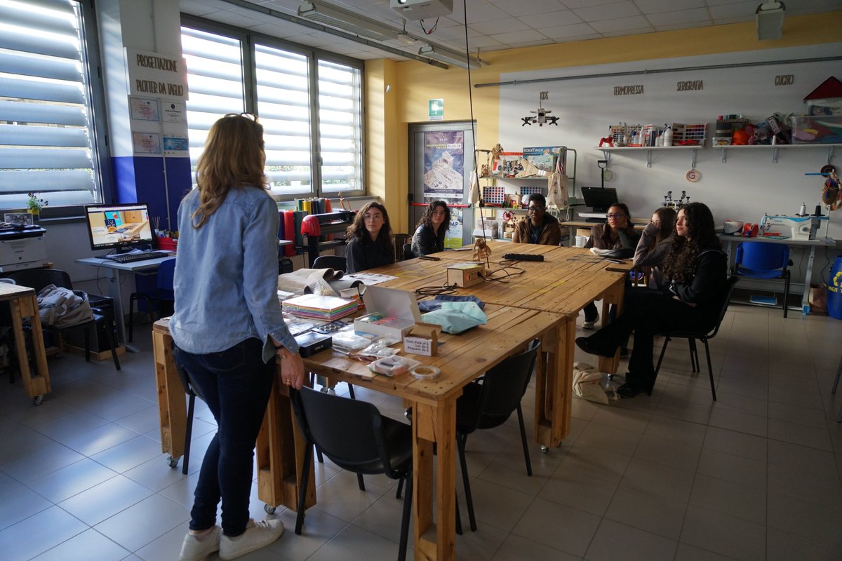FabLabLeon's tweet image. 🧵⚡ ¡Gracias @Wedofablab por contar con Fab Lab León en vuestro Bootcamp en Italia! 🇮🇹

Nuria impartió un taller de textiles con electrónica para jóvenes, ¡y fue todo un éxito! 👕🔌

#WeDoFabLab #FabLabLeón #TextileElectronics #STEAM #Makers