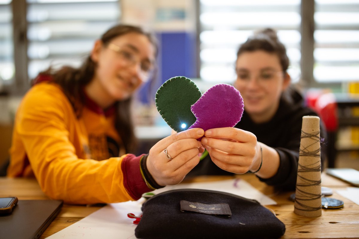 FabLabLeon's tweet image. 🧵⚡ ¡Gracias @Wedofablab por contar con Fab Lab León en vuestro Bootcamp en Italia! 🇮🇹

Nuria impartió un taller de textiles con electrónica para jóvenes, ¡y fue todo un éxito! 👕🔌

#WeDoFabLab #FabLabLeón #TextileElectronics #STEAM #Makers