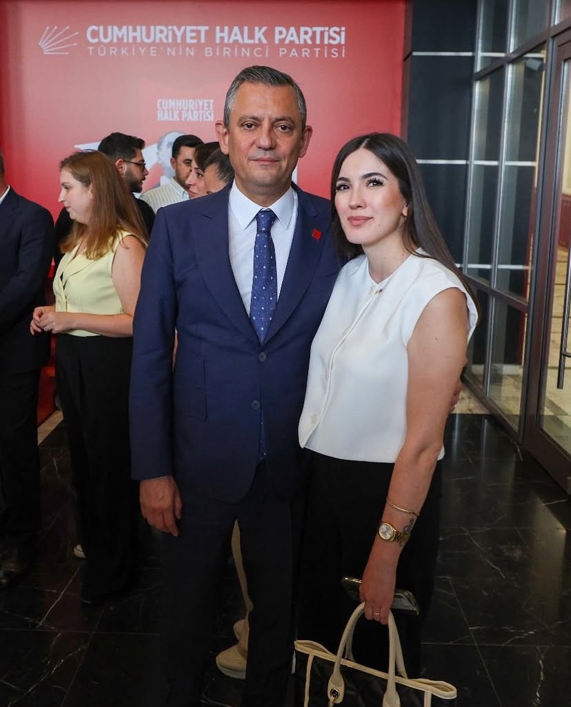 Genel Başkanımız Özgür Özel’e yapılan hain saldırıyı kınıyorum.

Saldırgan Selçuk Tengioğlu, zamanında 2 çocuğunu acımasızca öldürmesine rağmen hâla dışarda olmasını aklım almıyor !
<a href="/eczozgurozel/">Özgür Özel</a>