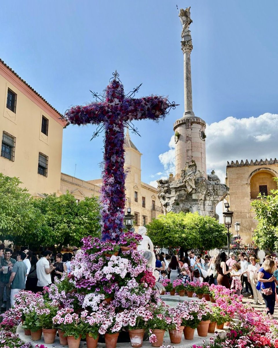 Hoy toca disfrutar de la última jornada de Cruces de Mayo en la Plaza del Triunfo.