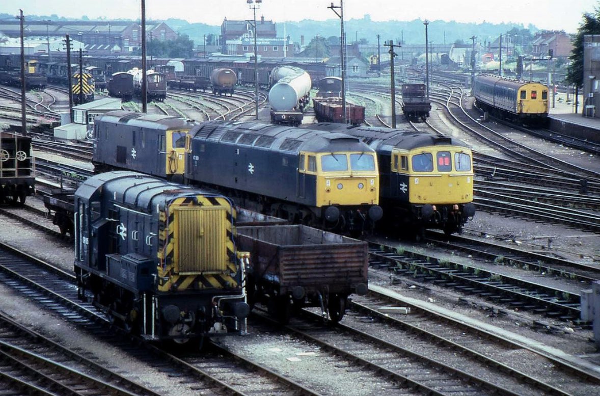09015 at Eastleigh also nearby are 33062, 47369 and 73111 10th August 1981 #ShunterSunday

📸 Laurie Mulrine